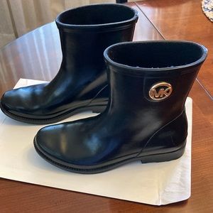 MICHAEL KORS BLACK RAIN BOOTS. HARDLY WORN. LIKE NEW. SIZE 7.